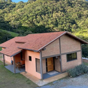 Casa na montanha com lareira e fogueira